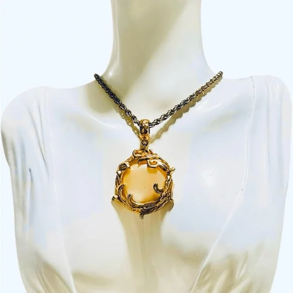 46-25 Vintage Preloved Thorn Crown Moon Stone Medallion Pendant Necklace - Picture 2 of 3